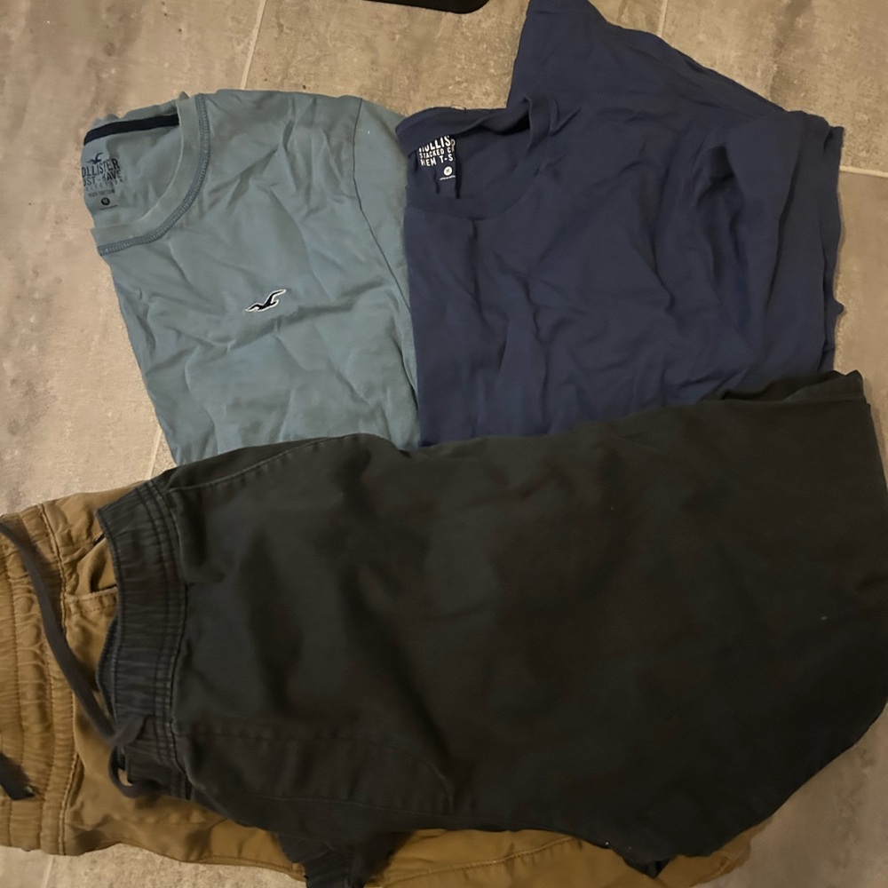 Men’s cargo joggers and 2 tee shirts